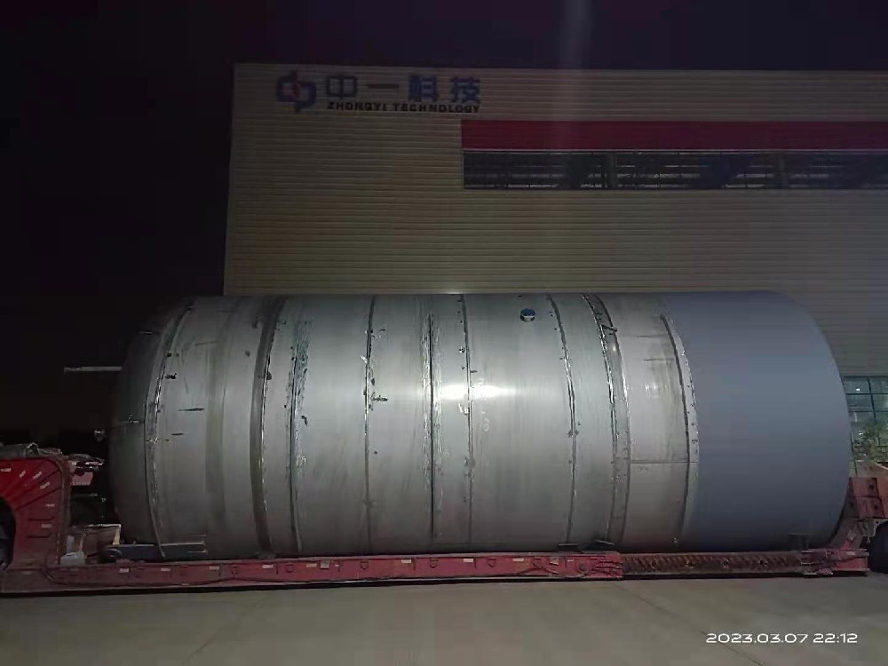 安徽某化工企业订购的大型贮罐采用超低平板特种车辆装车发货