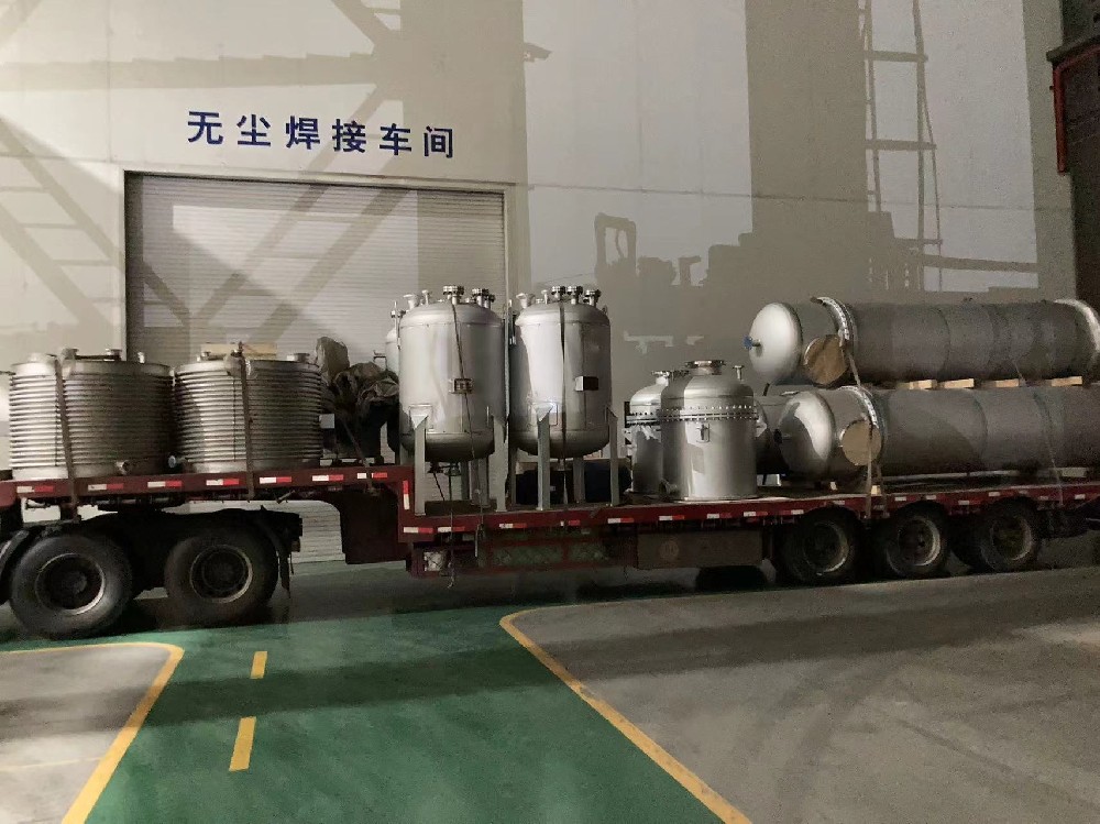 我司发往辽宁某化工企业的一批非标换热器、储罐容器设备顺利交付